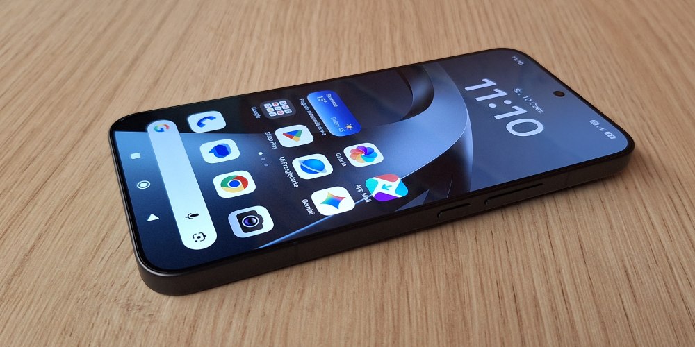 Telefon Xiaomi 17T pro z włączonym ekranem amoled, tapetą i ikonami.