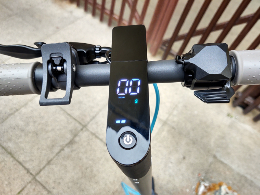 bardzo duże, prawie niebezpieczne, zbliżenie na kierownicę i ekran motus scooty 10 lite 2022