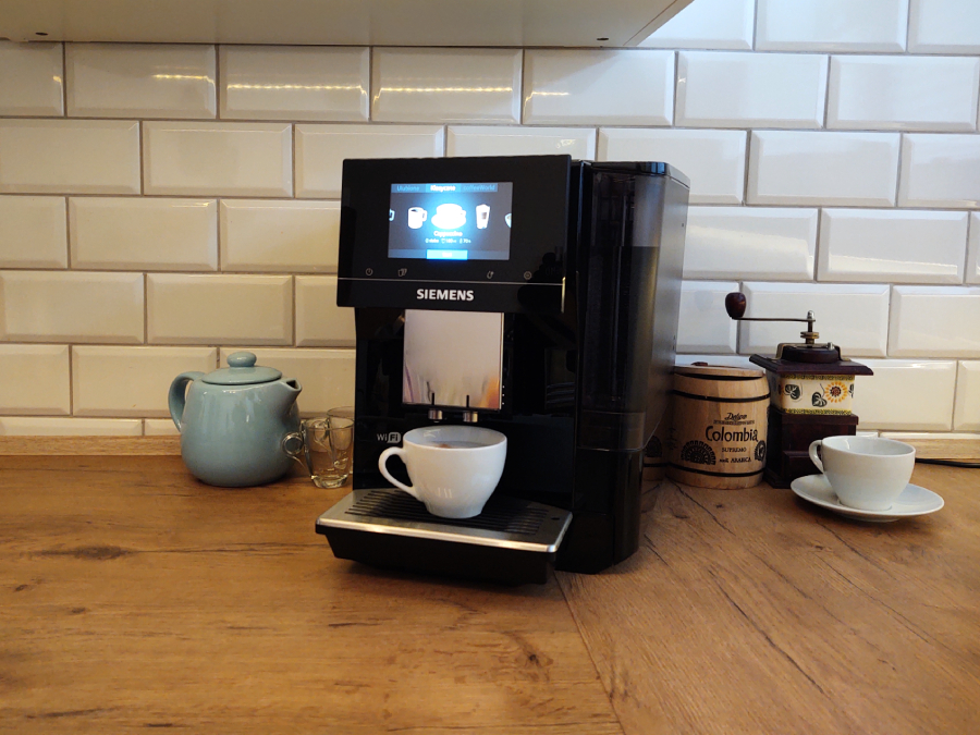 ekspres siemens eq700 na blacie w kuchni