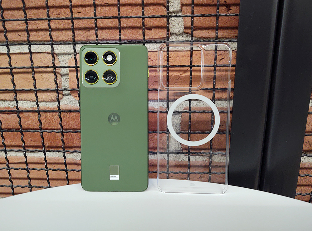 etui obok smartfona motorola edge 70