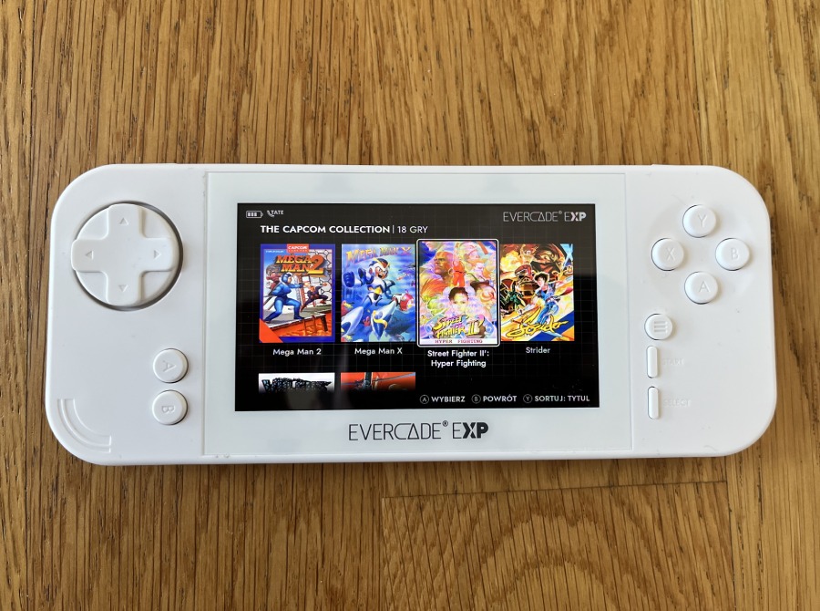 Musże przyznać, że konsola świetnie leży w dłoniach, a rozstaw przycisk&oacute;w jest jak dla mnie idealny. Wymiary Evercade EXP to 192,7 mm x 78.5 mm x 20,7 mm &ndash;  wydają się w sam raz na niewielkie, przenośne urządzenie, choć przyznam, że 4,3&ndash;calowy ekran m&oacute;głby być trochę większy.