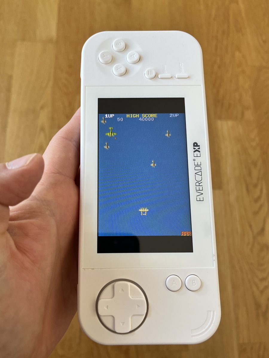 Wspomniałem wcześniej o trybie Tate. Teraz nadszedł czas na jego rozszyfrowanie. Chodzi o możliwość grania z wertykalnym ustawieniem ekranu (czyli pionowym) zamiast horyzontalnym. 