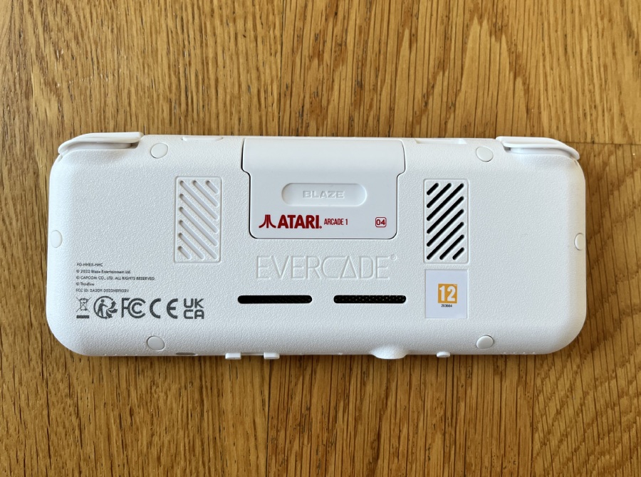 Według mnie konsola prezentuje się naprawdę stylowo. Podoba mi się to, ze jest w jednolitym kolorze (białym z lekkim zabarwieniem beżowego czy kremowego), bez zbędnych ozdobnik&oacute;w czy wstawek w krzykliwych kolorach, choć zdaję sobie sprawę, że to kwestia gustu i inne osoby mogą się ze mną nie zgodzić.