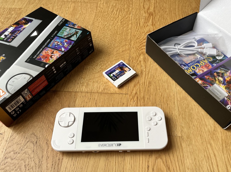 Dodam także, że w kartonowym pudełku, poza samą konsolą, kartridżem z grami Irem oraz kablem do ładowania, znajdziesz także kr&oacute;tką instrukcję do wszystkich wgranych na urządzenie gier Capcom (duży plus za umieszczenie tam niekt&oacute;rych kombinacji cios&oacute;w w Streer Fighter 2: Hyper Fighting).  