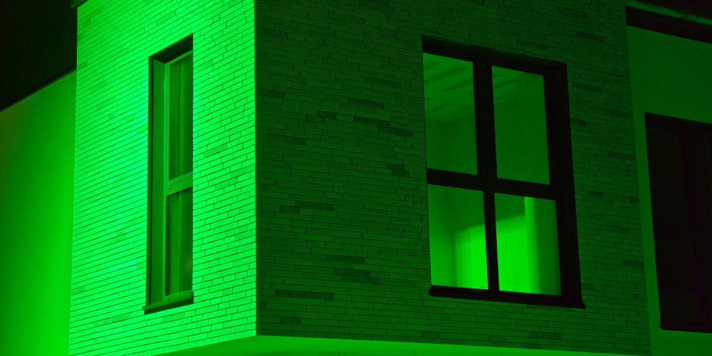 Plac budowy podświetlony na zielono na zdjęciu zrobionym Motorolą Signature.