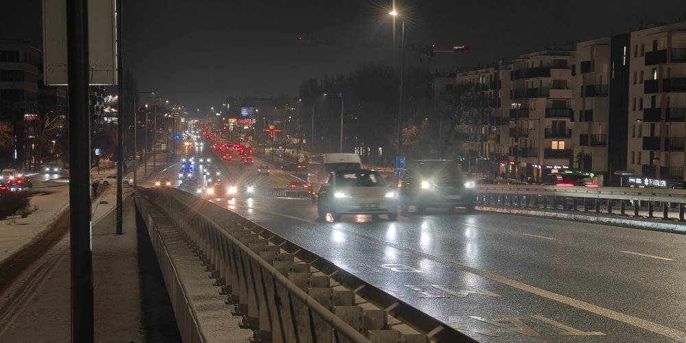 Mokry asfalt wieczorem i samochody - zdjęcie zrobione telefonem Motorola Signature.