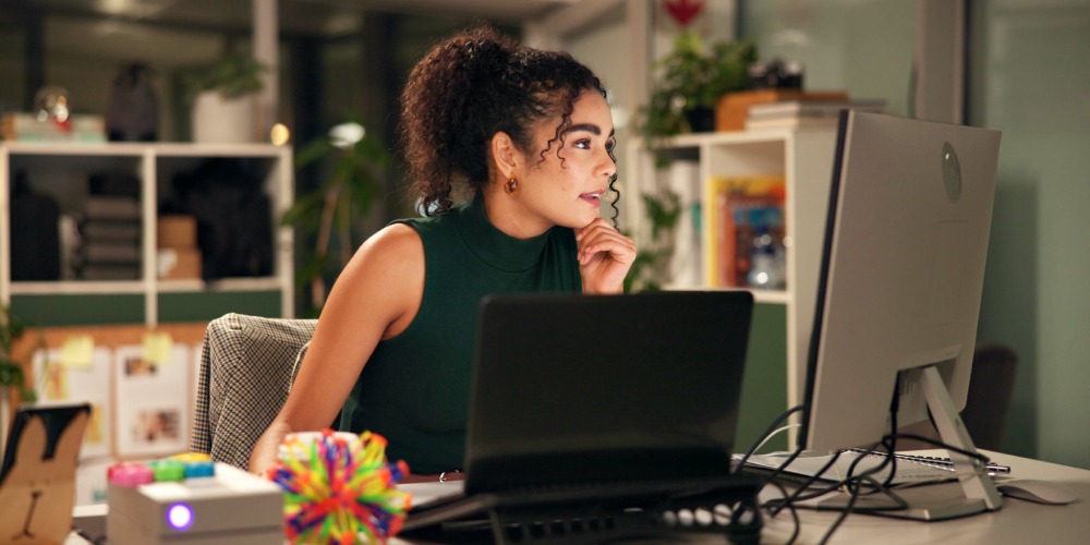 kobieta pracująca przy komputerze w domu