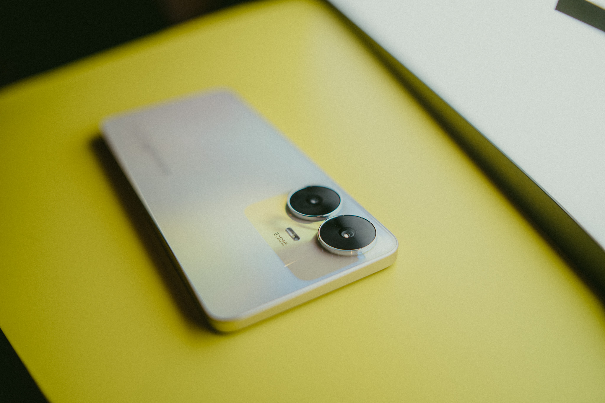 Nowy średniak od realme wyposażony jest w system aparat&oacute;w 64 Mpix, kt&oacute;re wspiera sztuczna inteligencja.