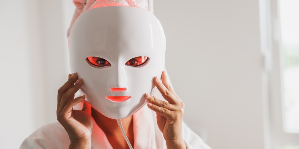 Kobieta korzystająca z fototerapii czerwonym światłem