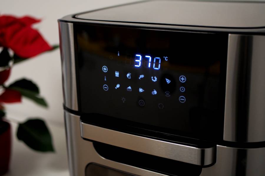 Frytownica Raven EFN004 waży niecałe 2 kg, ma kwadratową podstawę o wymiarach 35 x 35 cm i wysokość około 40 cm.