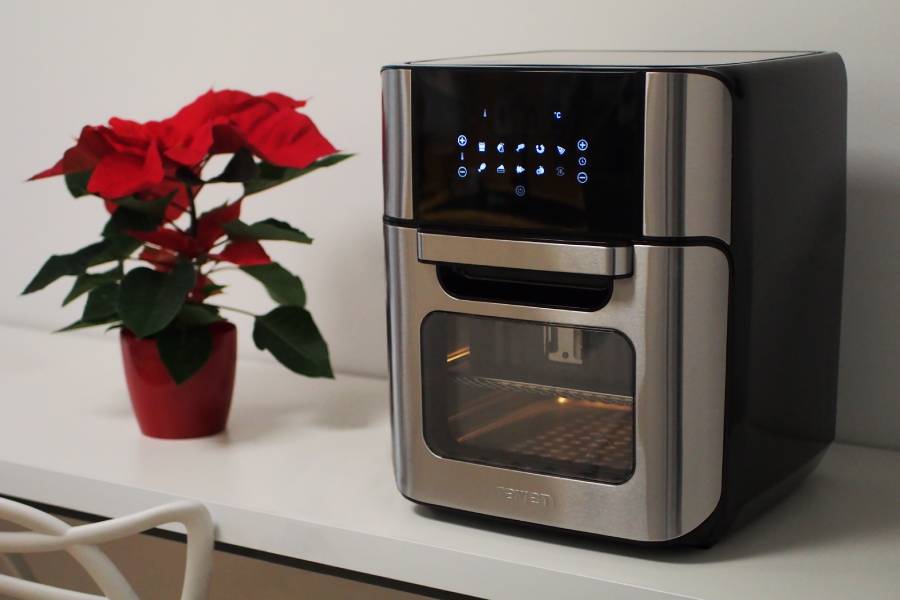 Wnętrze frytownicy Raven EFN004 jest wykonane w jasnych kolorach, co w połączeniu z jego podświetleniem podczas pracy daje bardzo dobrą widoczność. 