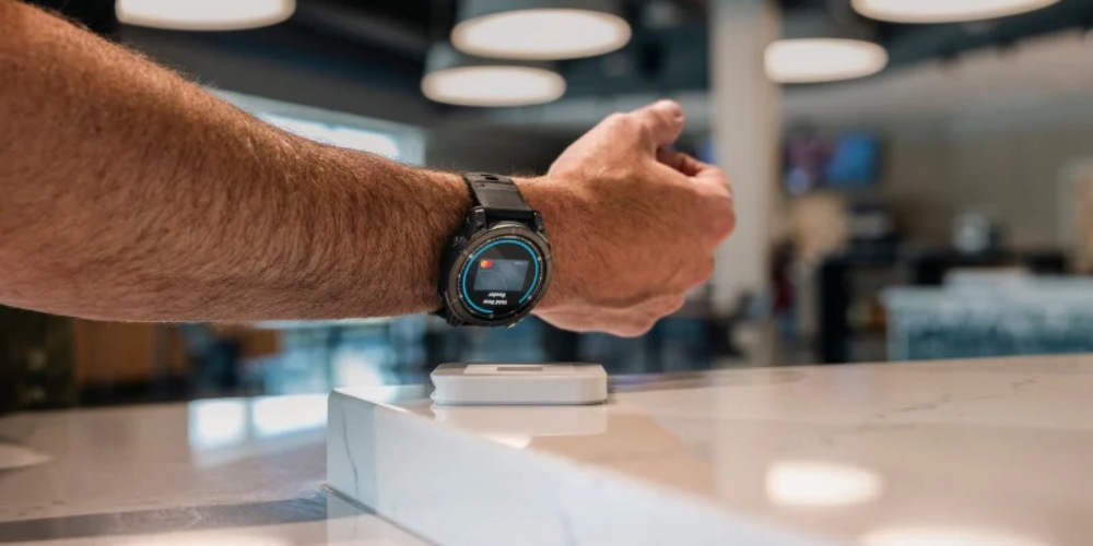 Facet płaci smartwachem w sklepie dzięki płatnościom Garmin Pay.