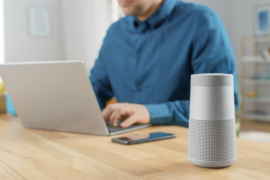 Głośnik bezprzewodowy połączony z laptopem