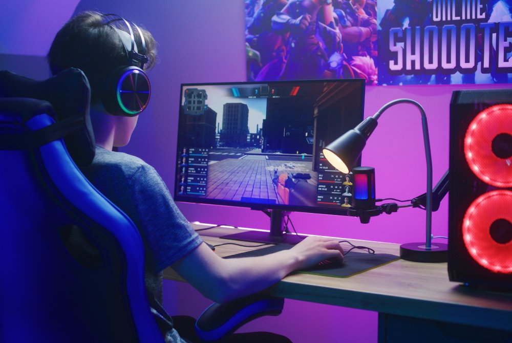 Chłopiec gra w dynamiczną grę z G-Sync