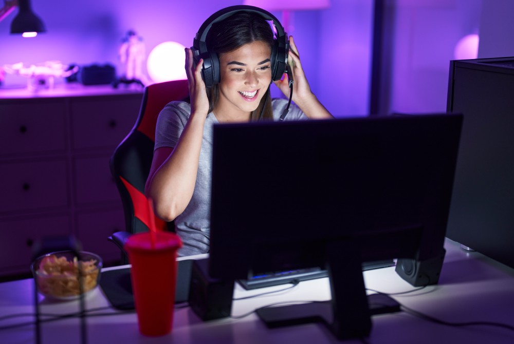 uśmiechnięta dziewczyna gamerka