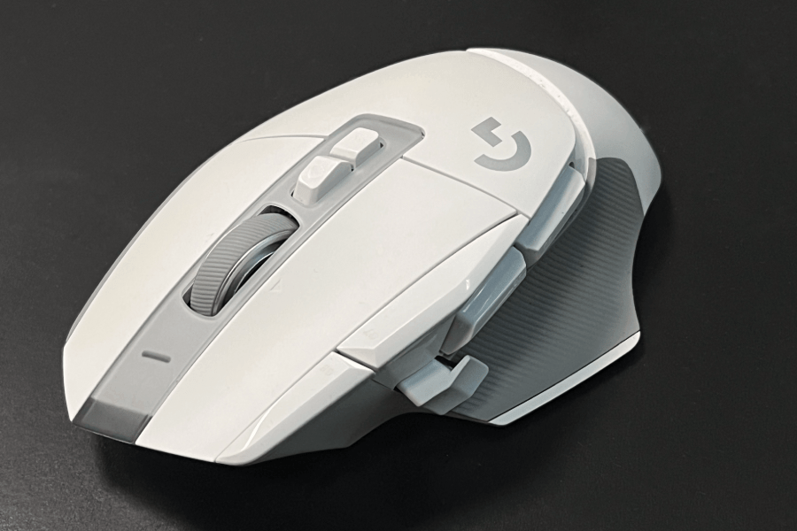 G502 X dysponuje aż 13 programowalnymi przyciskami. Większość z nich znajduje się w miejscach oczywistych, mam tu na myśli lewy i prawy przycisk oraz przyciski boczne.