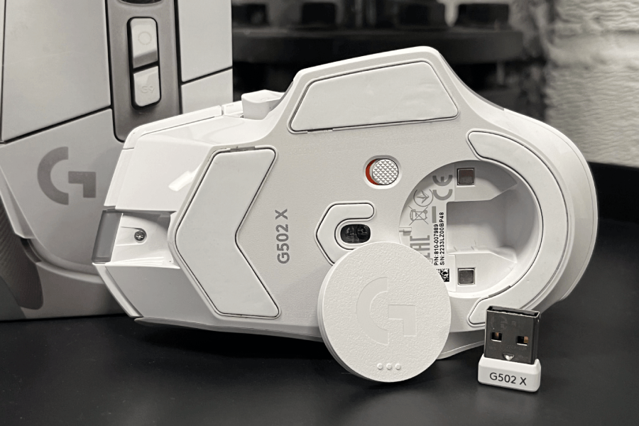 Niestety gryzoń nie ma podświetlenia. To znaczy ma, ale bardzo malutkie, a mianowicie: światełko sygnalizujące rodzaj wybranego dpi. 