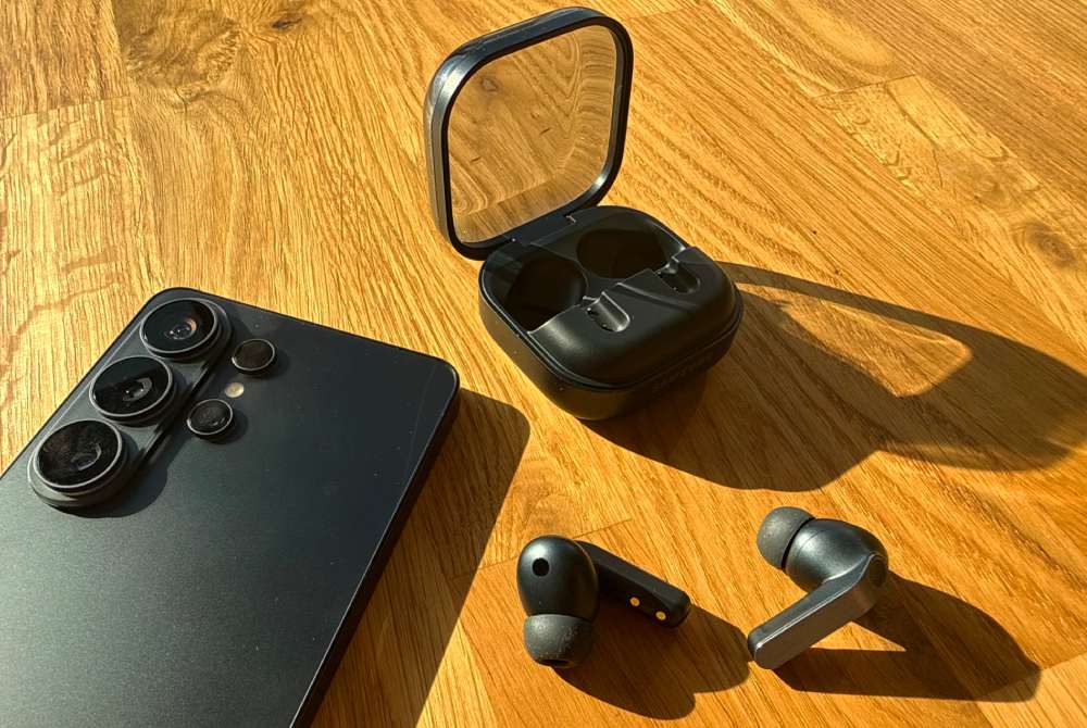 słuchawki Galaxy Buds4 Pro na stole