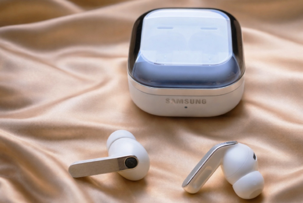 słuchawki Galaxy Buds4 Pro obok etui