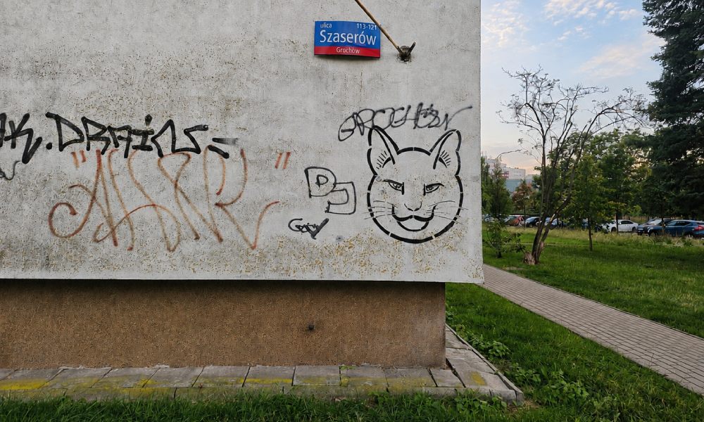 budynek mieszkalny pokryty graffiti 