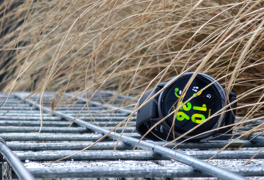 garmin vivoactive 5 na plotku z kamieni wsrod habazi