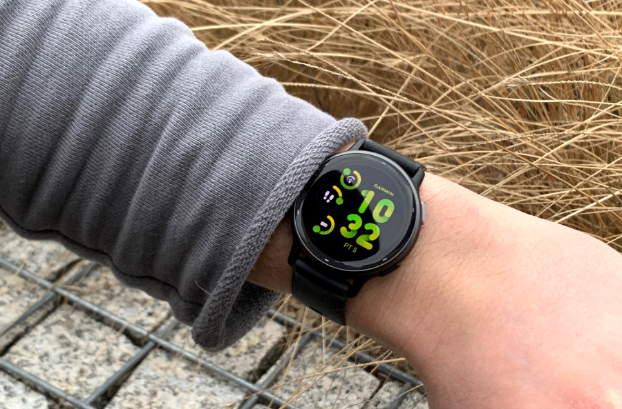 garmin vivoactive 5 na reku a w tle habazie