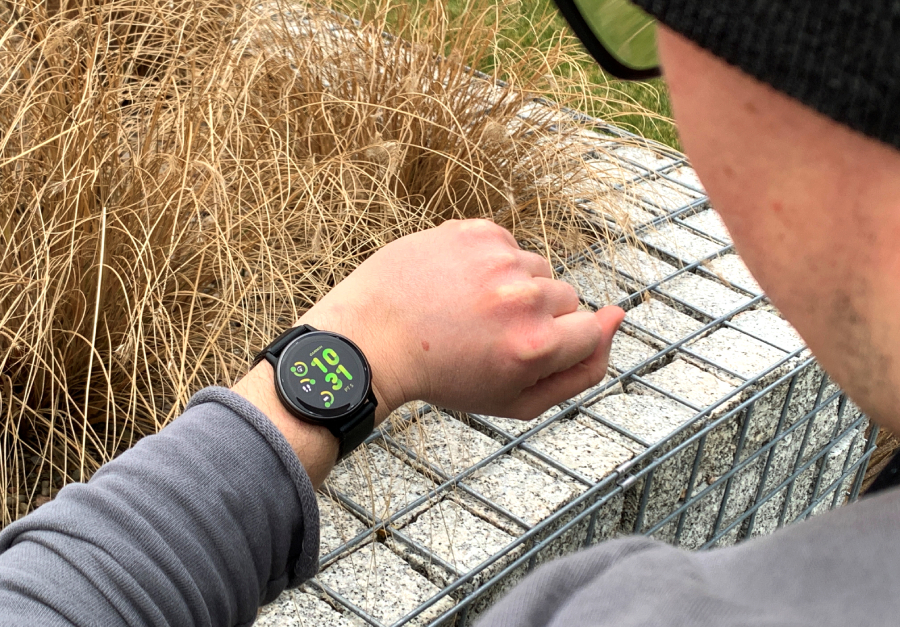 garmin vivoactive 5 na reku obok habazi