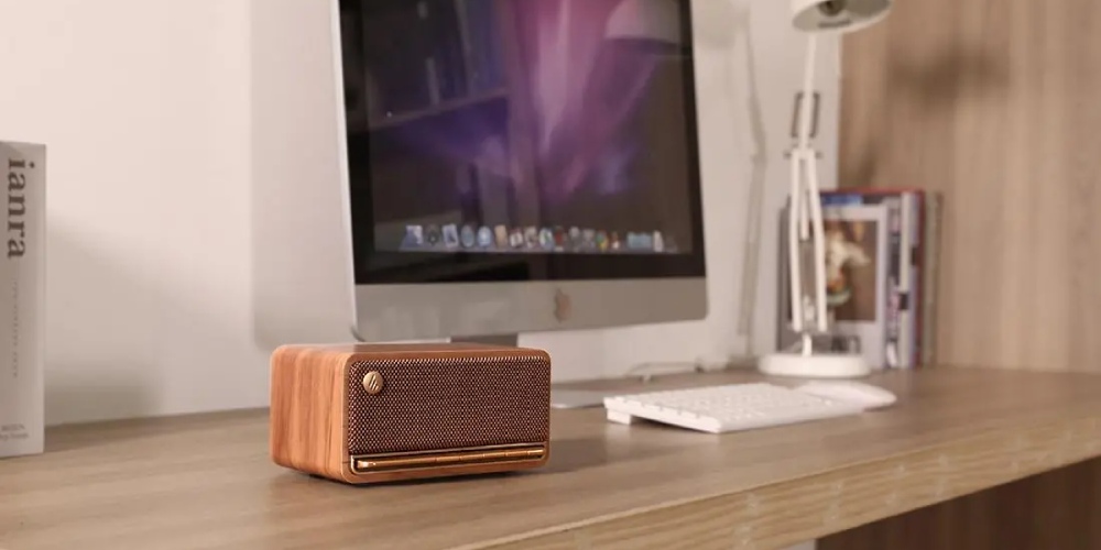 Brązowy głośnik bluetooth Edifier MP230 w modnym stylu retro stojący na biurku.
