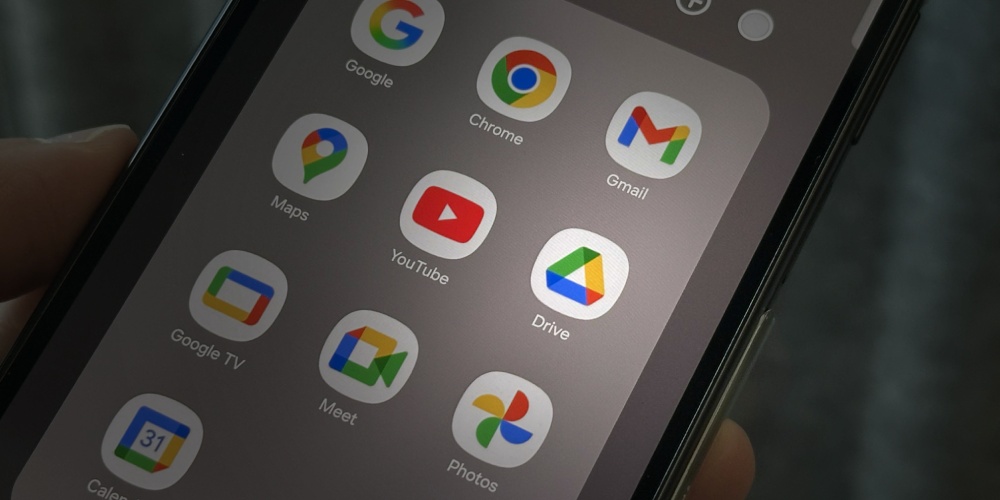 ikony aplikacji google na telefonie z wyróżnieniem aplikacji Google Drive