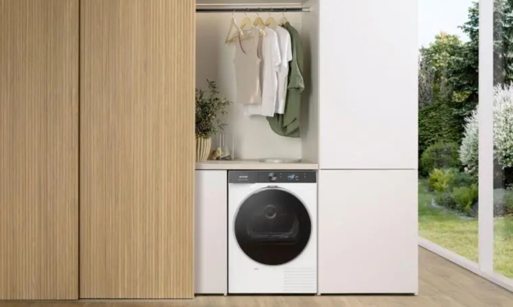 widok na suszarkę Gorenje w zabudowie, w nowoczesnej łazience