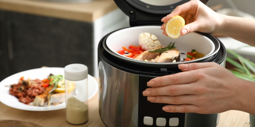 kobieta gotuje przy użyciu multicookera