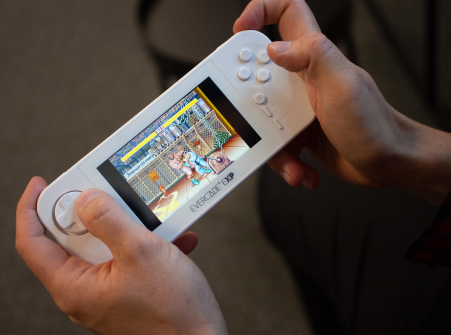 Gry wczytują się płynnie i działają bez jakichkolwiek zacięć. Sterowanie w Evercade EXP r&oacute;wnież spisuje się bez zarzutu.