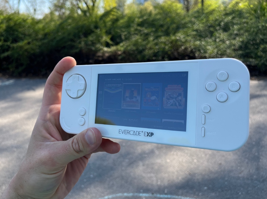 Wykonany w technologii IPS, zapewnia nasycone, piękne kolory i szerokie kąty widzenia. Nie doświadczyłem też na nim jakiegokolwiek smużenia. 