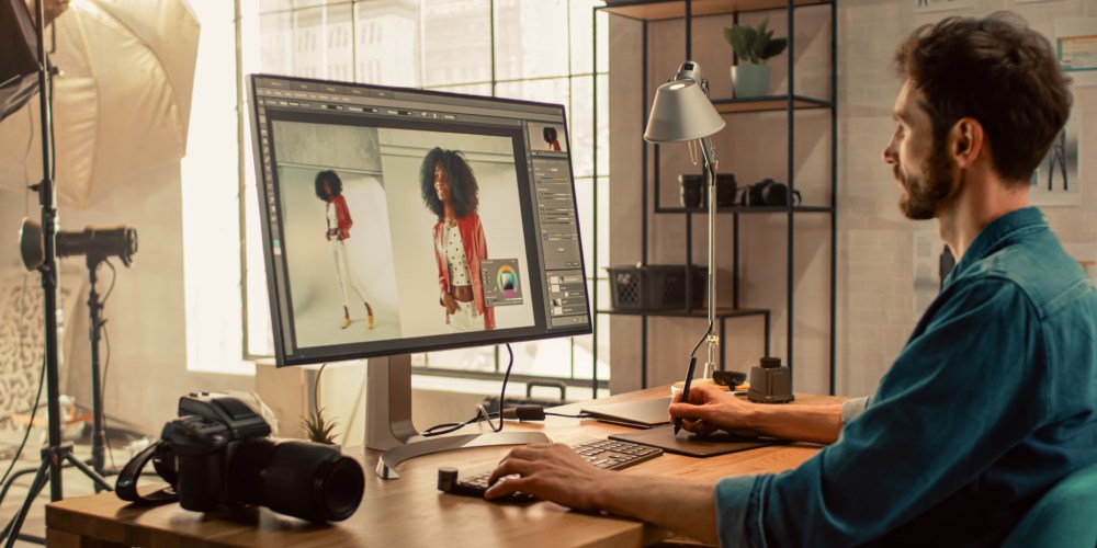 mężczyzna poprawiający zdjęcie w aplikacji Photoshop