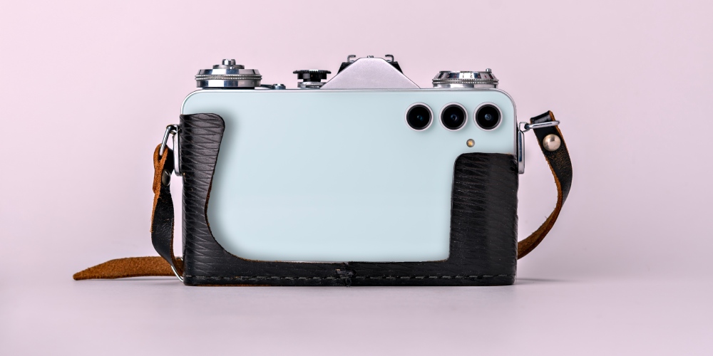 telefon Samsung w sk&oacute;rzanym etui do aparatu fotograficznego