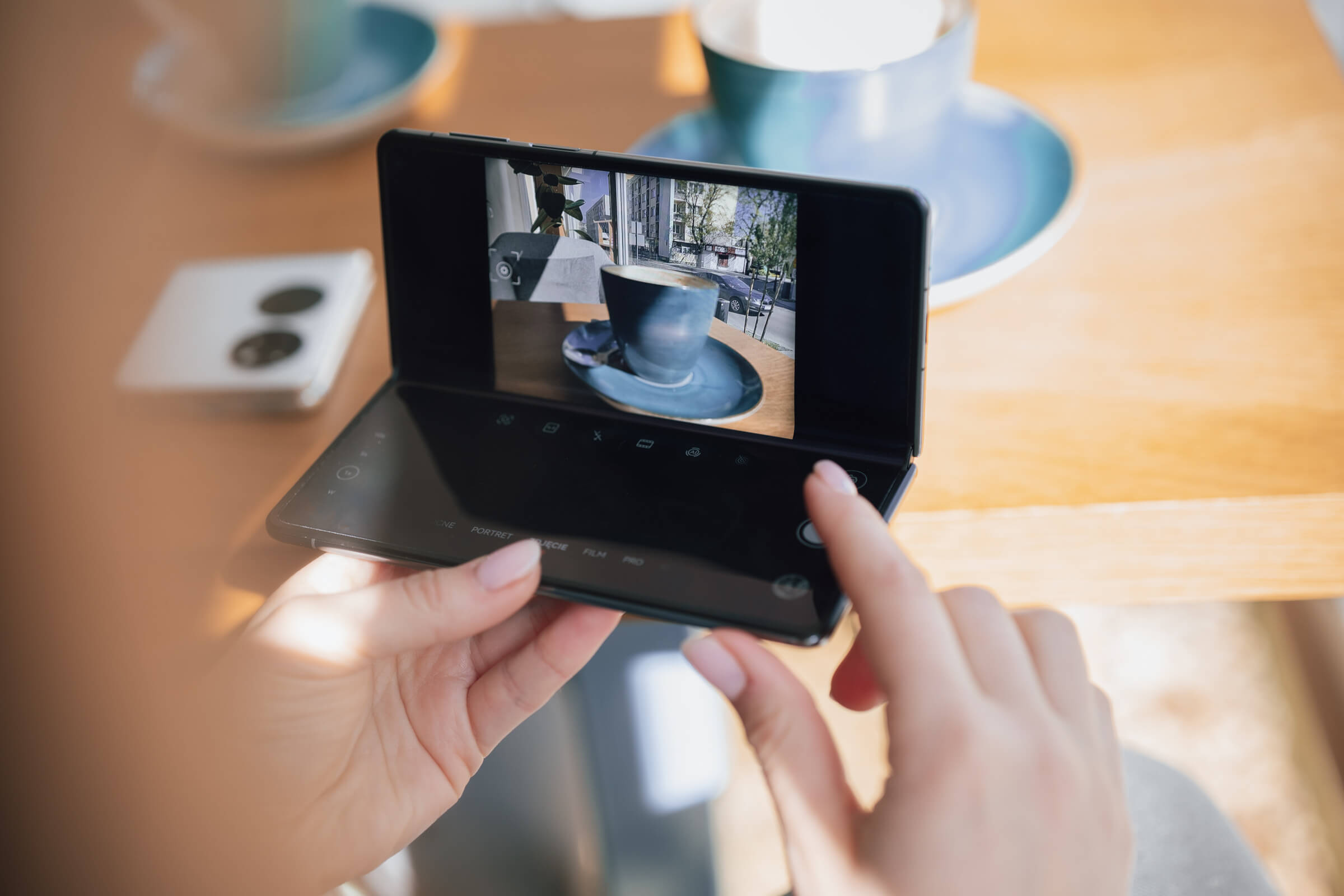 Aparat Huawei Mate X3 ani nie rozczarowuje, ani nie zachwyca, ale umówmy się, ten telefon nie powstał po to, aby robić rewelacyjne zdjęcia. Do tego przeznaczony jest np. Huawei P60 Pro.