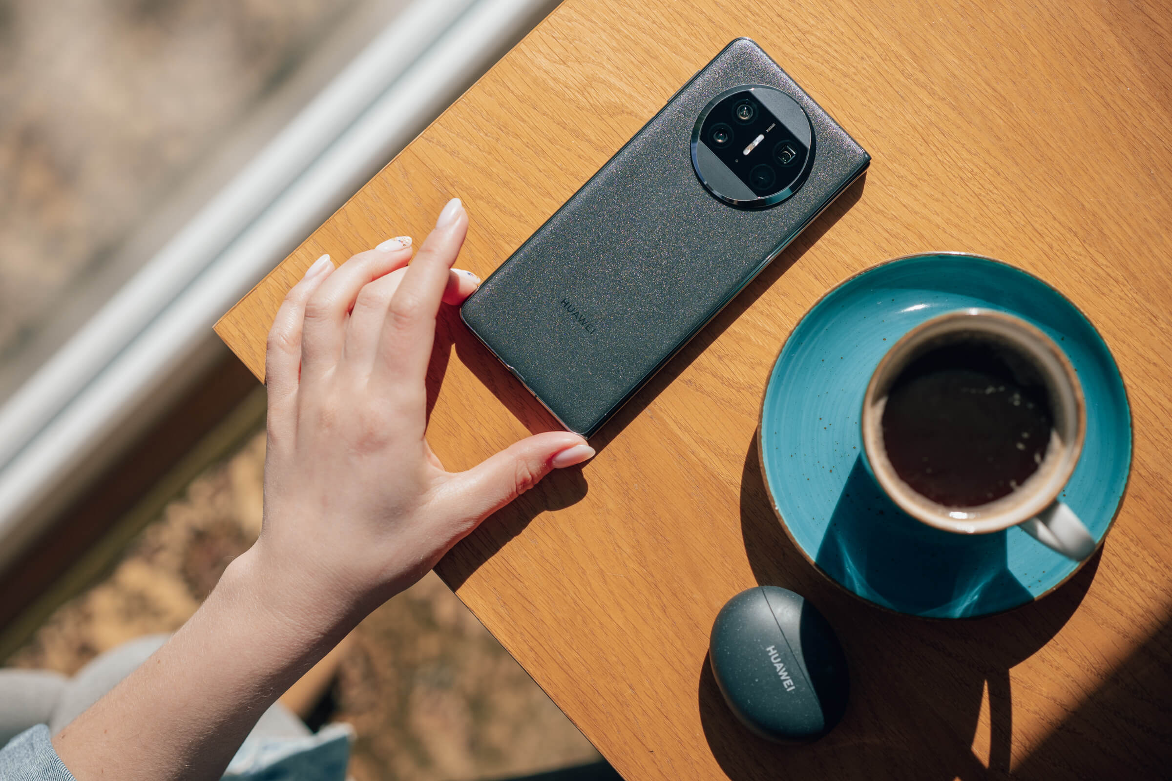 Zaskoczyło mnie trochę, jak niewiele Mate X3 robi, by wykorzystać to, że jest składanym smartfonem. Huawei przewiduje sporo opcji multitaskingu (mamy tu zarówno dzielenie ekranu na pół, jak i pływające okna), ale niewiele poza tym.