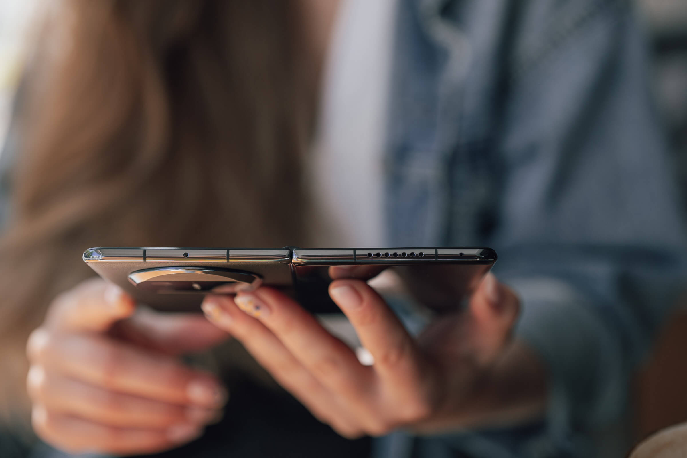 Nie ukrywam, że jestem wielkim fanem składanych smartfonów. Korzystałem z każdego z liczących się modeli dostępnych na naszym rynku i w pełni popieram tę koncepcję, choć jednocześnie zdaję sobie sprawę z jej ograniczeń.