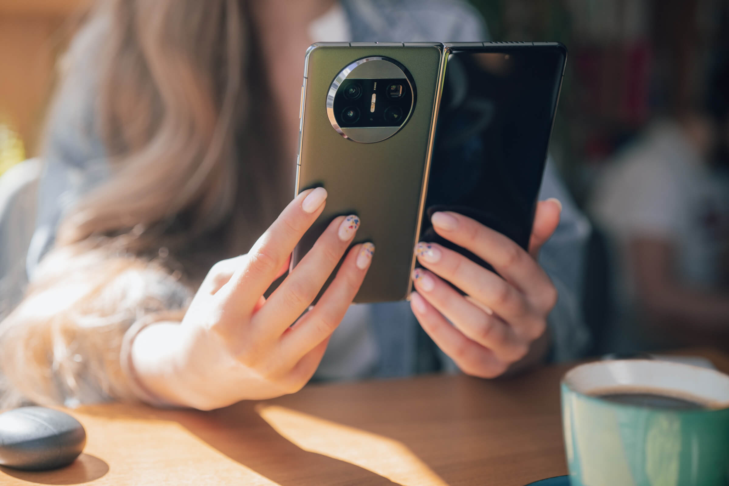 Jak już wspominałem, jako że po złożeniu nie ma tu żadnej szpary, a obydwie części są ze sobą ciasno złączone, z Mate’a X3 po złożeniu korzysta się jak ze zwykłego smartfona.