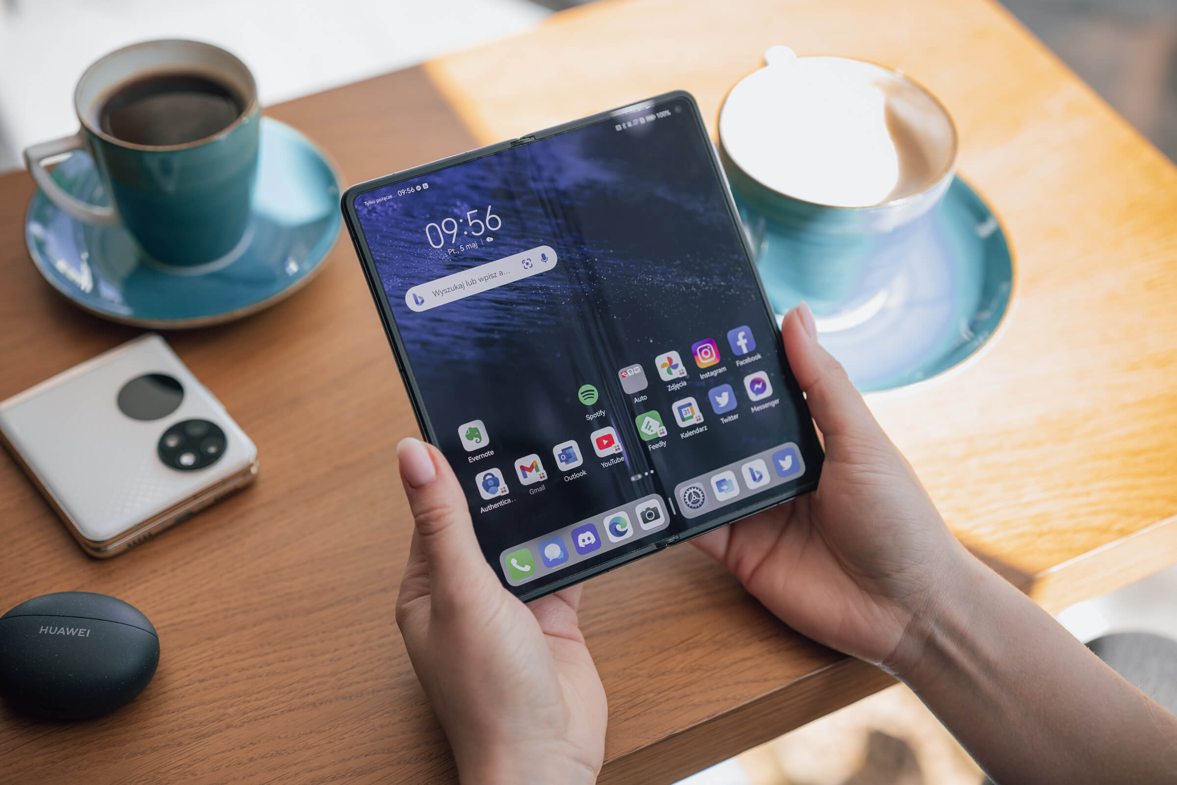 Huawei nie pr&oacute;bował też ukrywać kamery do wideokonferencji pod wyświetlaczem, ale umieścił ją w samym rogu ekranu.