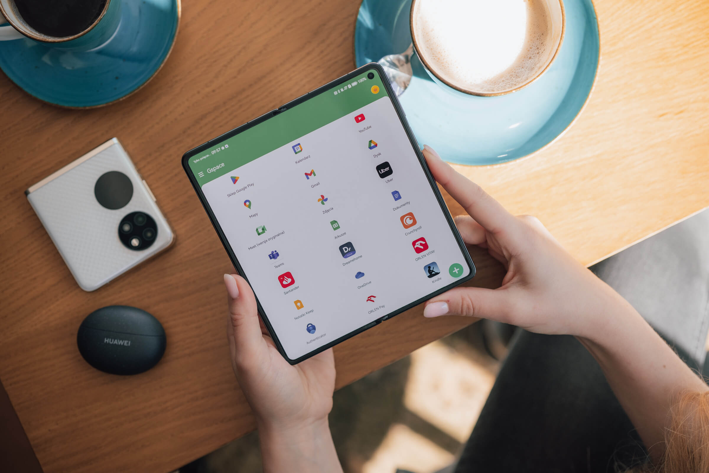 W praktyce działa to różnie. W czasie testów do tej pory korzystałem z Gspace, który jest dość kapryśną aplikacją, potrafiącą się przyciąć i znacząco spowolnić działanie urządzenia.