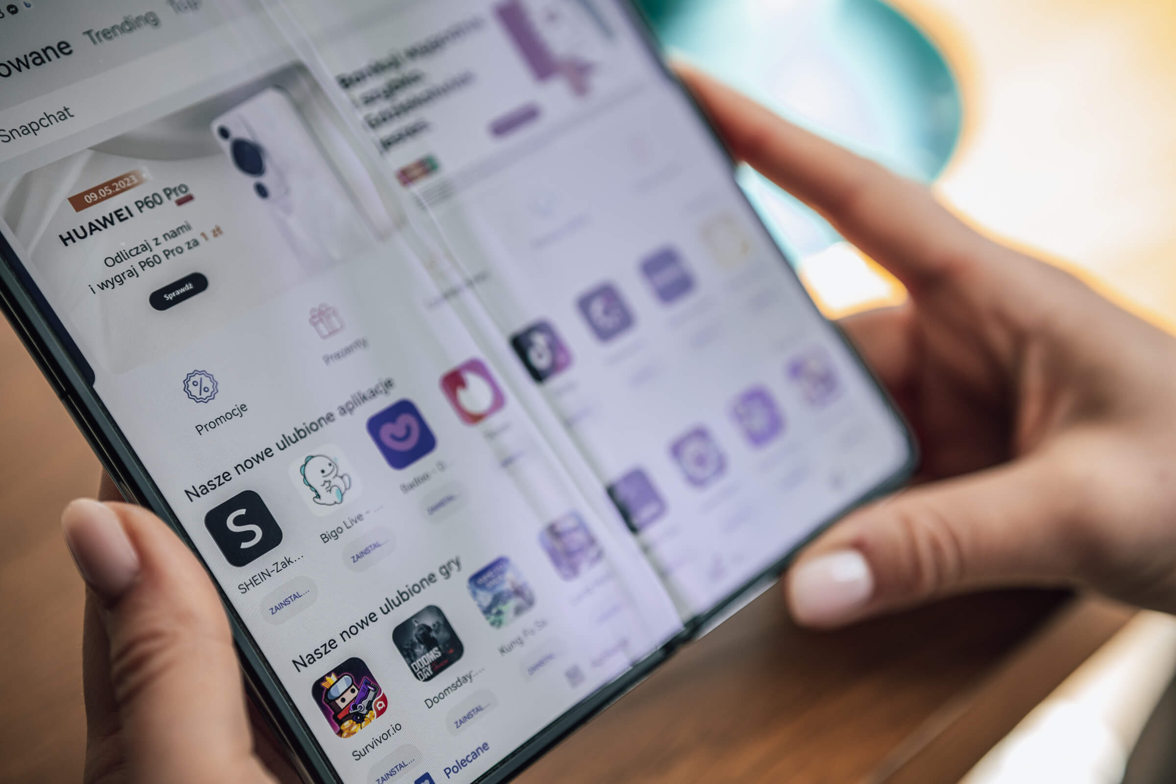 Możliwości są dwie, a może nawet trzy. Pierwsza to wbudowany sklep z aplikacjami App Gallery. Niestety rozwój tego sklepu z aplikacjami, choć postępuje, odbywa się dość powoli, toteż nie znajdziemy w nim wszystkich niezbędnych aplikacji.