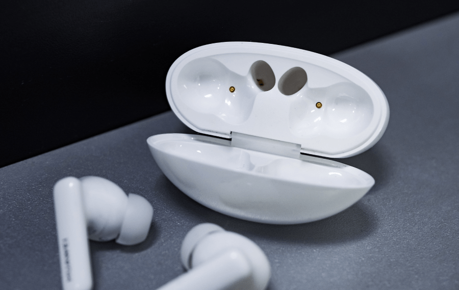 Do pracy przyszłam z naładowaniem 100% dla każdej słuchawki i 100% dla etui. Przez osiem godzin w biurze cały czas miałam na uszach słuchawki z włączonym ANC, aby nie słyszeć redakcyjnych rozmów, no i oczywiście przetestować baterię.