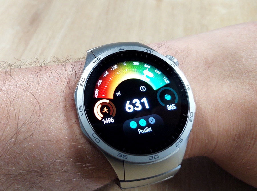 huawei watch gt 4 na ręku z włączoną funkcją w formie