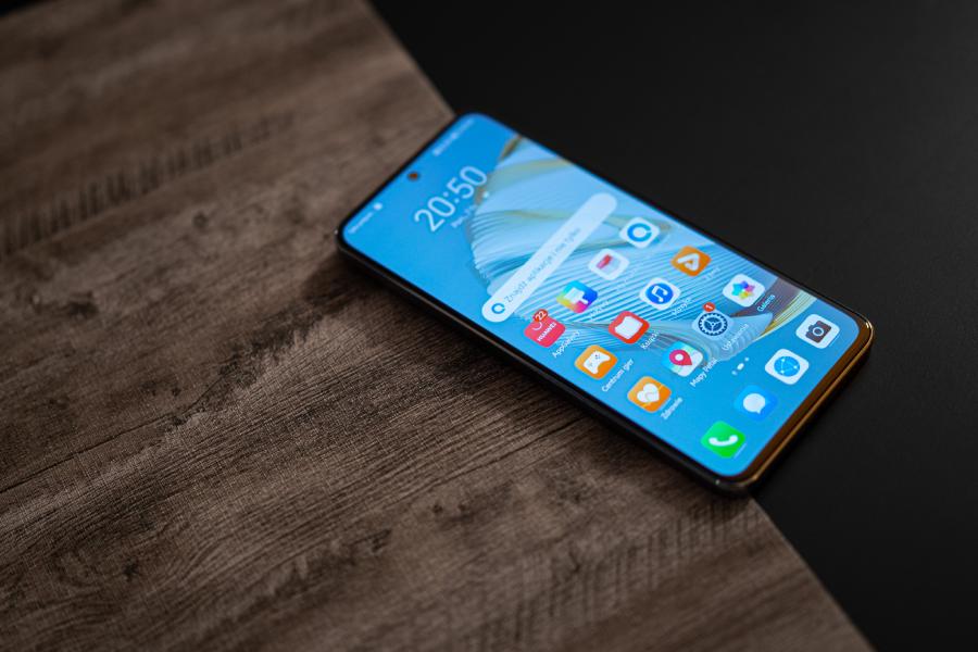 smartfon huawei nova 10 se leżący na stole