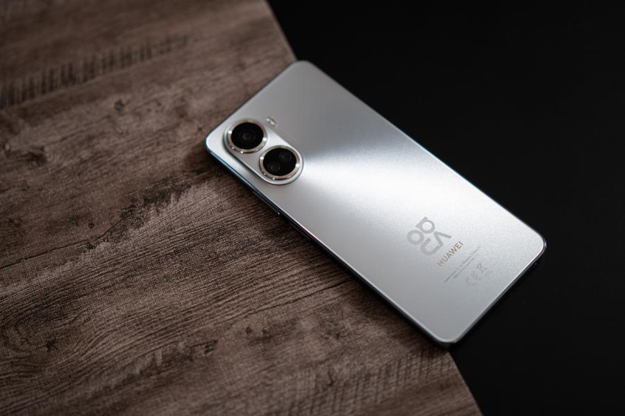 smartfon huawei nova 10 se leżący na stole ekranem do dołu