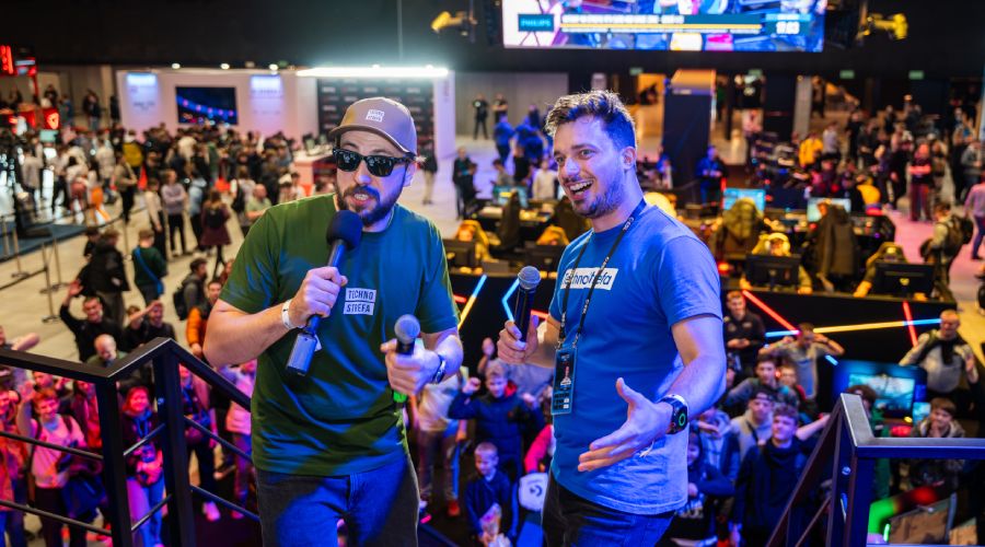 dw&oacute;ch prowadzących z mikrofonami w rękach stoją na schodach przed tłumem ludzi