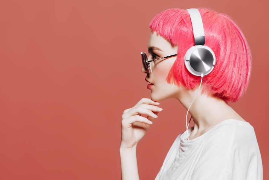 dziewczyna z różowymi włosami w słuchawkach