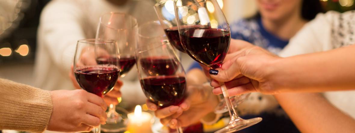 Na imprezie łatwo poplamić się czerwonym winem