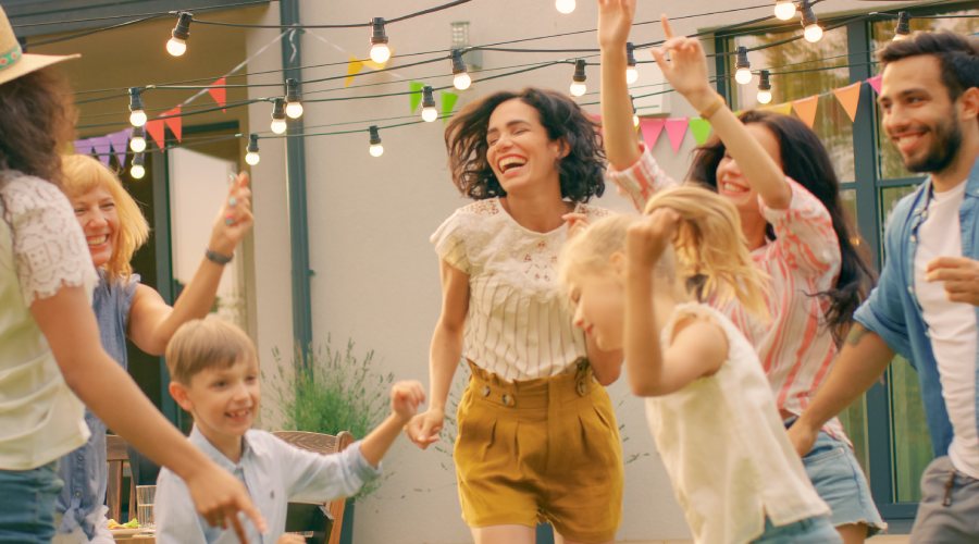 impreza z dziećmi i dorosłymi w ogrodzie